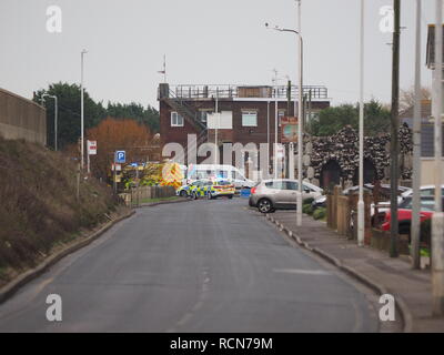 Sheerness, Kent, UK. 16 janvier, 2019. Un RTC graves impliquant une voiture et minibus UK d'âge s'est produite ce matin à Sheerness, Kent, près de Barton's Point sur Marine Parade aux alentours de 10h (avec la route toujours bloquée à 11h30). L'accident a été suivi par un grand nombre de véhicules des services de secours et de la route de la côte. Mise à jour : quatre passagers âgés et le conducteur de la voiture ont été prendre à l'hôpital avec la tête et des blessures au dos à la suite de l'accident. Mise à jour 2 (17 Jan) : malheureusement, une femme âgée est décédé la nuit suivant l'accident. Credit : James Bell/Alamy Live News Banque D'Images