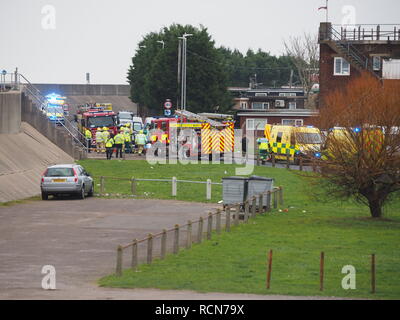 Sheerness, Kent, UK. 16 janvier, 2019. Un RTC graves impliquant une voiture et minibus UK d'âge s'est produite ce matin à Sheerness, Kent, près de Barton's Point sur Marine Parade aux alentours de 10h (avec la route toujours bloquée à 11h30). L'accident a été suivi par un grand nombre de véhicules des services de secours et de la route de la côte. Mise à jour : quatre passagers âgés et le conducteur de la voiture ont été prendre à l'hôpital avec la tête et des blessures au dos à la suite de l'accident. Mise à jour 2 (17 Jan) : malheureusement, une femme âgée est décédé la nuit suivant l'accident. Credit : James Bell/Alamy Live News Banque D'Images