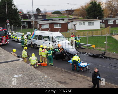 Sheerness, Kent, UK. 16 janvier, 2019. Un RTC graves impliquant une voiture et minibus UK d'âge s'est produite ce matin à Sheerness, Kent, près de Barton's Point sur Marine Parade aux alentours de 10h (avec la route toujours bloquée à 11h30). L'accident a été suivi par un grand nombre de véhicules des services de secours et de la route de la côte. Mise à jour : quatre passagers âgés et le conducteur de la voiture ont été prendre à l'hôpital avec la tête et des blessures au dos à la suite de l'accident. Mise à jour 2 (17 Jan) : malheureusement, une femme âgée est décédé la nuit suivant l'accident. Credit : James Bell/Alamy Live News Banque D'Images