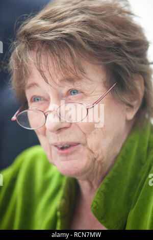 Londres, Royaume-Uni. 16 janvier 2019. Artiste Bridget RILEY, 87 ans, assiste à l'ouverture de son nouveau 'Mmurale messagers" à la National Gallery, Londres. S'étendant sur 10 x 20m des murs au-dessus de la Cour l'Annenberg de points de conception a été inspirée par l'œuvre de Seurat et Constable et pourrait être dit pour représenter les nuages ou anges. Crédit : Anna Watson/Alamy Live News Banque D'Images