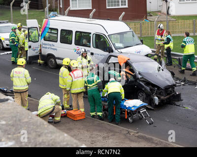 Sheerness, Kent, UK. 16 janvier, 2019. Un RTC graves impliquant une voiture et minibus UK d'âge s'est produite ce matin à Sheerness, Kent, près de Barton's Point sur Marine Parade aux alentours de 10h (avec la route toujours bloquée à 11h30). L'accident a été suivi par un grand nombre de véhicules des services de secours et de la route de la côte. Mise à jour : quatre passagers âgés et le conducteur de la voiture ont été prendre à l'hôpital avec la tête et des blessures au dos à la suite de l'accident. Mise à jour 2 (17 Jan) : malheureusement, une femme âgée est décédé la nuit suivant l'accident. Credit : James Bell/Alamy Live News Banque D'Images