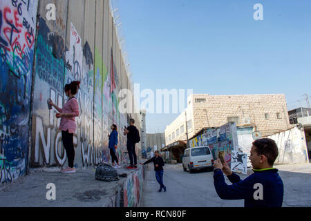 Les habitants et les touristes vu pistolage et peinture graffiti sur le mur de séparation en Cisjordanie. Le mur de séparation israélien est une barrière de séparation qui sépare la Cisjordanie d'Israël. Banque D'Images