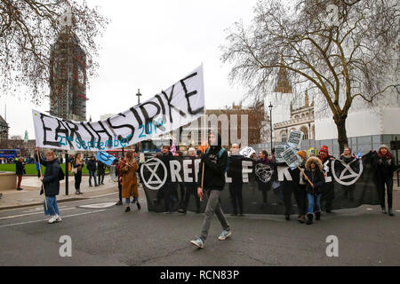 Les protestataires sont vues tenant des banderoles et des pancartes pendant la manifestation. Un groupe de militants du changement climatique de la Terre Royaume-uni grève sont vus dans la démonstration de Westminster pour sauver la planète. Banque D'Images