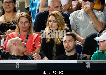 Melbourne, Australie. 16 janvier, 2019. Grand Slam Tennis : ATP-Tour, l'Open d'Australie, à Melbourne, des hommes, des célibataires, deuxième tour, Dimitrow (Bulgarie) - Cuevas (Uruguay) : Steffi Graf (M) est assise avec son mari André Agassi (avant gauche) dans la zone de tennis player Dimitrow. Agassi est l'entraîneur du bulgare. Crédit : Frank Molter/dpa/Alamy Live News Banque D'Images