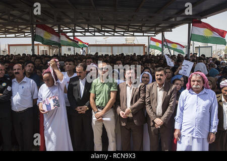 Sinyar, de l'Iraq. 3e août 2018. Les Yézidis au camp de réfugiés de Zakho (Iraq) vu réunis pour écouter un discours sur la 4ème commémoration du génocide à Sinyar.Le 3 août 2014, l'État islamique a détruit la ville de Sinjar, dans sa tentative d'exterminer la minorité Yazidis. Quatre ans plus tard l'Yézidis commémorer l'anniversaire de la massacre de Sinjar. Plus de 300 000 Yézidis ont été forcés de fuir, maintenant la plupart d'entre eux vivent au camp de réfugiés de Zakho, très proche de la frontière turque. C'est le 4ème anniversaire. Credit : Alba Cambeiro SOPA/Images/ZUMA/Alamy Fil Live News Banque D'Images