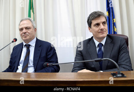 Foto Fabio Cimaglia / LaPresse 16-01-2019 Roma Politica Palazzo San Macuto. Commissione vigilanza Rai Nella foto Giuseppe Carbone, Alberto Barachini Photo Fabio Cimaglia / LaPresse 16-01-2019 Roma (Italie) Politic Palazzo San Macuto. Comité de surveillance de la RAI dans le pic Giuseppe Carbone, Alberto Barachini Banque D'Images