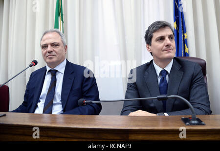 Foto Fabio Cimaglia / LaPresse 16-01-2019 Roma Politica Palazzo San Macuto. Commissione vigilanza Rai Nella foto Giuseppe Carbone, Alberto Barachini Photo Fabio Cimaglia / LaPresse 16-01-2019 Roma (Italie) Politic Palazzo San Macuto. Comité de surveillance de la RAI dans le pic Giuseppe Carbone, Alberto Barachini Banque D'Images