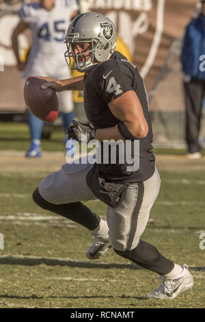 Oakland, Californie, USA. Le 24 décembre, 2016. Oakland Raiders quarterback Derek Carr (4) s'exécute en poche le Samedi, Décembre 24, 2016, chez O.co Coliseum à Oakland, Californie. Les raiders défait les Colts 33-25. Crédit : Al Golub/ZUMA/Alamy Fil Live News Banque D'Images