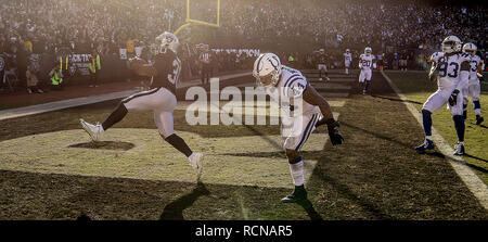 Oakland, Californie, USA. Le 24 décembre, 2016. Oakland Raiders running back Jalen Richards (30) rend le toucher des roues le Samedi, Décembre 24, 2016, chez O.co Coliseum à Oakland, Californie. Les raiders défait les Colts 33-25. Crédit : Al Golub/ZUMA/Alamy Fil Live News Banque D'Images