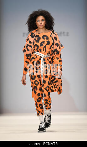 Berlin, Allemagne. 16 janvier, 2019. Un modèle présente la mode du designer 'Rebekka Ruetz' dans l'E-Werk. Les collections de l'automne/hiver 2019/2020 sera présenté à Berlin Fashion Week. Credit : Britta Pedersen/dpa-Zentralbild/dpa/Alamy Live News Banque D'Images