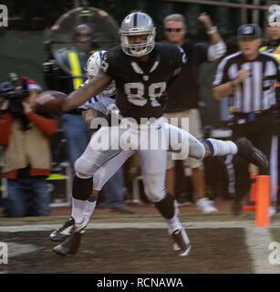 Oakland, Californie, USA. Le 24 décembre, 2016. Oakland Raiders tight end Clive Walford (88) rend le toucher des roues le Samedi, Décembre 24, 2016, chez O.co Coliseum à Oakland, Californie. Les raiders défait les Colts 33-25. Crédit : Al Golub/ZUMA/Alamy Fil Live News Banque D'Images