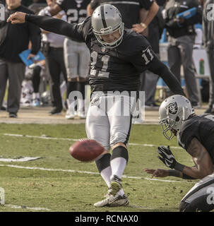 Oakland, Californie, USA. 9Th Jul 2016. Oakland Raiders kicker Sebastian Janikowski (11 coups) partie objectif le Dimanche, Décembre 04, 2016, chez O.co Coliseum à Oakland, Californie. Les raiders défait les factures 38-24. Crédit : Al Golub/ZUMA/Alamy Fil Live News Banque D'Images