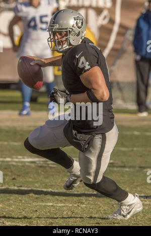 Oakland, Californie, USA. Le 24 décembre, 2016. Oakland Raiders quarterback Derek Carr (4) s'exécute en poche le Samedi, Décembre 24, 2016, chez O.co Coliseum à Oakland, Californie. Les raiders défait les Colts 33-25. Crédit : Al Golub/ZUMA/Alamy Fil Live News Banque D'Images