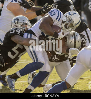 Oakland, Californie, USA. Le 24 décembre, 2016. Oakland Raiders middle linebacker Perry Riley (54) s'attaque à Indianapolis Colts Robert Turbin running back (33) le samedi, 24 décembre 2016, à l'O.co Coliseum à Oakland, Californie. Les raiders défait les Colts 33-25. Crédit : Al Golub/ZUMA/Alamy Fil Live News Banque D'Images