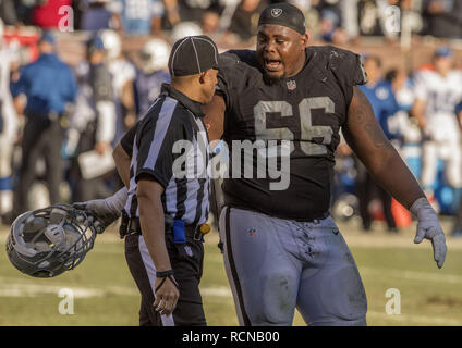 Oakland, Californie, USA. Le 24 décembre, 2016. Oakland Raiders guard Gabe Jackson (66) parle de ref le Samedi, Décembre 24, 2016, chez O.co Coliseum à Oakland, Californie. Les raiders défait les Colts 33-25. Crédit : Al Golub/ZUMA/Alamy Fil Live News Banque D'Images