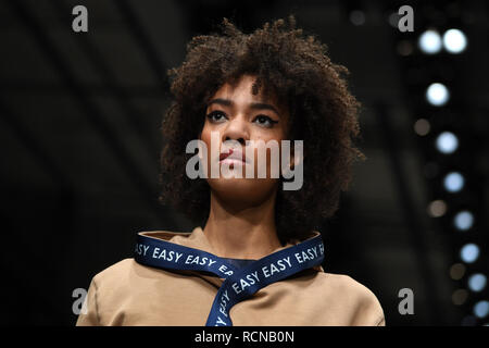 Berlin, Allemagne. 16 janvier, 2019. Un modèle présente la mode du designer 'Rebekka Ruetz' dans l'E-Werk. Les collections de l'automne/hiver 2019/2020 sera présenté à Berlin Fashion Week. Credit : Britta Pedersen/dpa-Zentralbild/dpa/Alamy Live News Banque D'Images