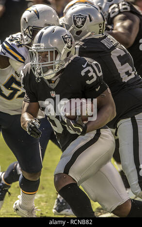 Oakland, Californie, USA. 9 octobre, 2016. Running back Oakland Jalen Richards conclut prix pour exécuter le dimanche 9 octobre 2016, à l'O.co Coliseum à Oakland, Californie. Les raiders défait les Chargers 34-31. Crédit : Al Golub/ZUMA/Alamy Fil Live News Banque D'Images