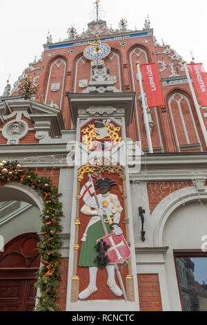 La place de l'Hôtel de ville avec la Maison des Têtes Noires et église Saint Pierre dans la vieille ville de Riga Lettonie Banque D'Images