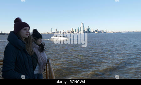 En traversier sur le fleuve Hudson à New York sur une belle journée ensoleillée Banque D'Images