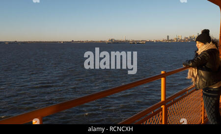 En traversier sur le fleuve Hudson à New York sur une belle journée ensoleillée Banque D'Images