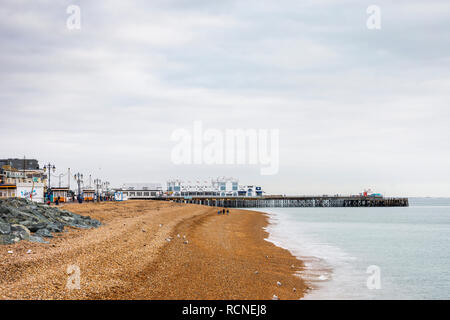 Vue du littoral de Mer de Victorian South Parade Pier et plage de galets de pierre, Southsea, Portsmouth, côte sud de l'Angleterre, Royaume-Uni en basse saison Banque D'Images