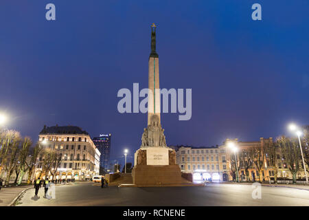 Monument de la liberté à Riga Lettonie la nuit Banque D'Images