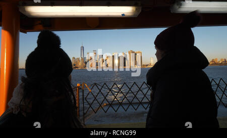 Deux jeunes filles prendre le ferry pour Staten Island lors d'une journée ensoleillée Banque D'Images