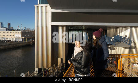 Deux jeunes filles prendre le ferry pour Staten Island lors d'une journée ensoleillée Banque D'Images