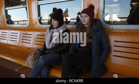 Deux jeunes filles prendre le ferry pour Staten Island lors d'une journée ensoleillée Banque D'Images