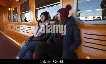 Deux jeunes filles prendre le ferry pour Staten Island lors d'une journée ensoleillée Banque D'Images