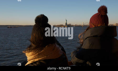 Deux jeunes filles prendre le ferry pour Staten Island lors d'une journée ensoleillée Banque D'Images