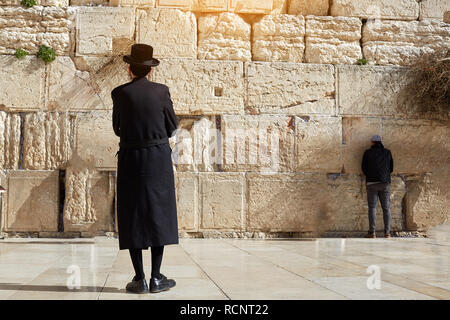 Jérusalem, Israël, le 13 janvier 2019, l'homme juif ultra-orthodoxe, vêtus de noir, se dresse sur la place du Mur de l'Ouest et l'air de mur ouest Banque D'Images