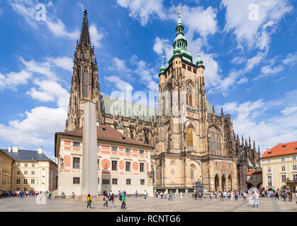 Cathédrale Saint-Guy de Prague Grand tour sud de la cathédrale Katedrála Sv. Víta Troisième cour du château de Prague Prague République Tchèque Europe Banque D'Images