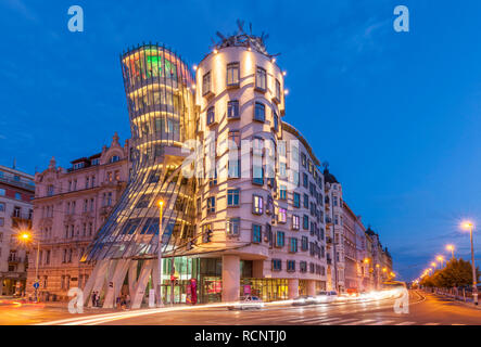 Maison de danse Prague par l'architecte Frank Gehry Tančící dům Prague République tchèque eu Europe Night Banque D'Images