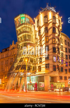 Maison dansante ou Ginger et Fred de nuit par Frank Gehry, le trafic important tout en légèreté, Prague, la Bohême, République tchèque, l'Union européenne, l'Europe Banque D'Images