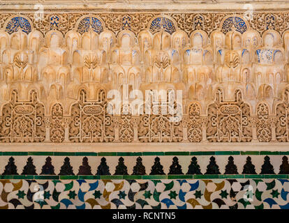 Détail arabesque islamique et sur le mur, motif nid d Palais Nasrides, Palais de l'Alhambra, Grenade, Andalousie, Espagne Banque D'Images