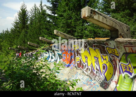 Olympiques en bobsleigh abandonnés et piste de luge avec beaucoup de graffitis dans Sarajevo, Bosnie Banque D'Images