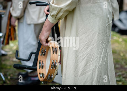 Une femme en costume national est titulaire d'un tambourin dans sa main. Banque D'Images