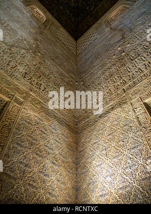 Les murs intérieurs de Salle des Ambassadeurs, la Tour de Comares, Palais Nasrides, Alhambra, Granada, Andalousie, Espagne Banque D'Images