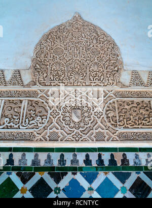 Arabesque islamique et de la calligraphie sur mur, Palais Nasrides, Palais de l'Alhambra, Grenade, Andalousie, Espagne Banque D'Images