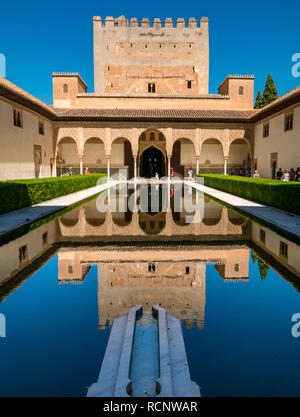 La Cour des Myrtes avec de l'eau extérieure réflexions, Palais Nasrides, Palais de l'Alhambra, Grenade, Andalousie, Espagne Banque D'Images