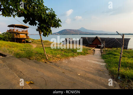 Belle vue de la ville de Pakse je pris dans le sud du Laos. Coucher du soleil ladscape avec Mékong en Asie du sud-est. Banque D'Images