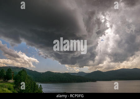 Nuages de tempête dramatiques plus Pactola Lake dans les Black Hills du Dakota du Sud Banque D'Images