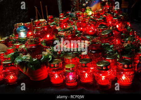 Bougies rouges dans la nuit près de l'holodomor memorial. Banque D'Images