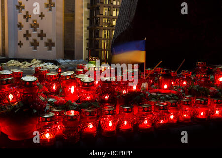Bougies rouges dans la nuit près de l'holodomor memorial. Banque D'Images