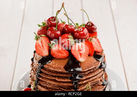 Fraises et cerises sur des crêpes Banque D'Images