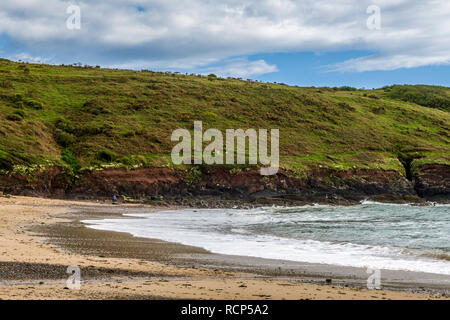 Plage de Manorbier sur le Sud Ouest du pays de Galles Pembrokeshire Coast sur un jour de mai. Banque D'Images