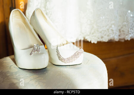 Chaussure blanche de la Mariée . theme de mariage 2019 l'arrière-plan Banque D'Images