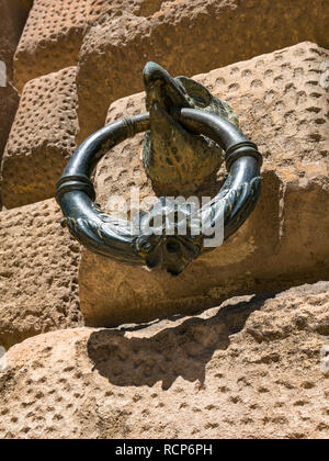 Bague en métal ornée visage sur mur extérieur, Carlos V Palace, à l'Alhambra, Grenade, Andalousie, Espagne Banque D'Images