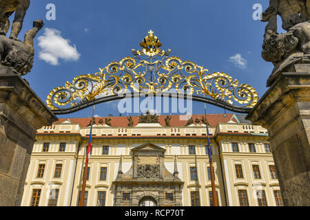 PRAGUE, RÉPUBLIQUE TCHÈQUE - Juillet 2018 : entrée principale du château de Prague. Banque D'Images